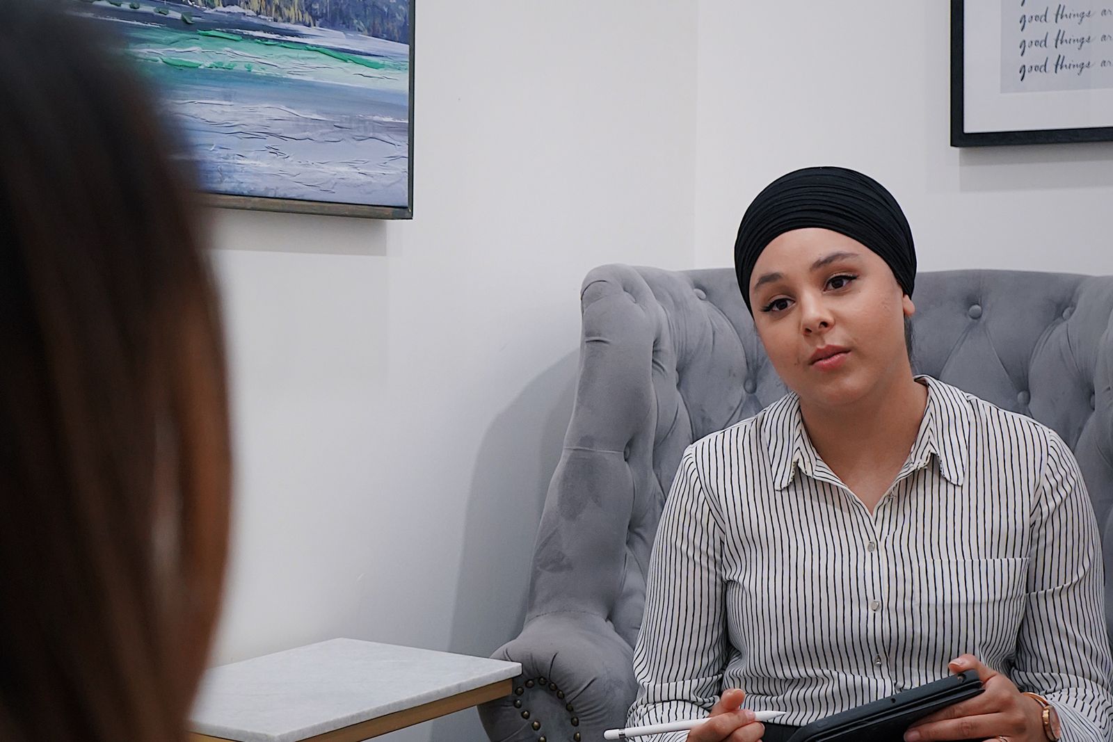 mujer adulta conversando con una psicóloga durante una evaluación de TDAH en adultos