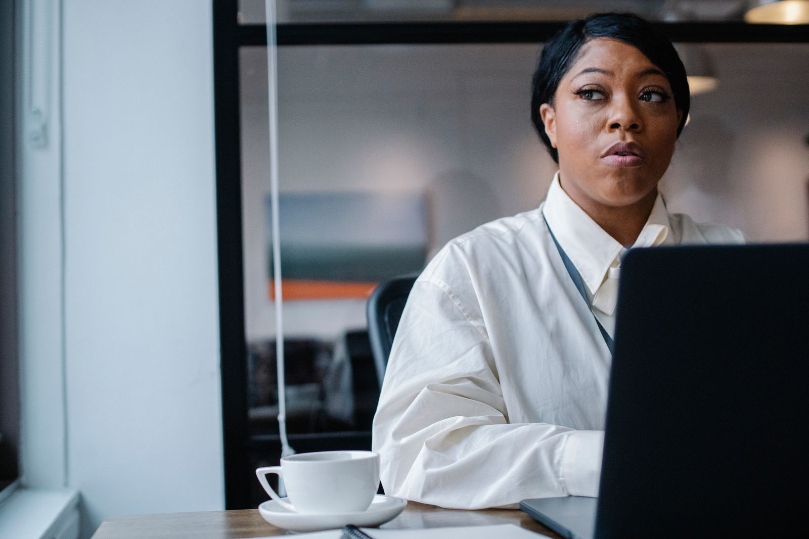 Mujer completamente concentrada frente al computador, imagen del hiperfoco en el TDAH