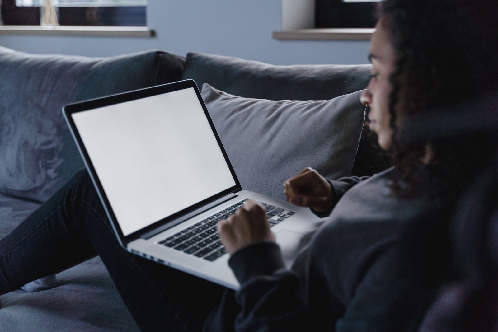 mujer con TDAH mirando su laptop sin poder empezar una tarea