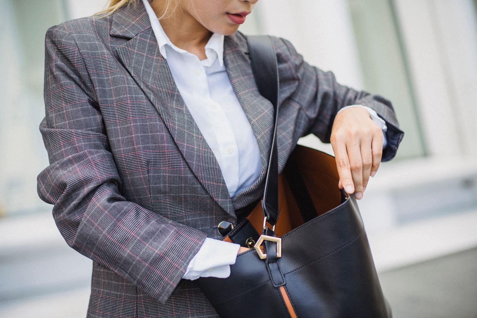 Mujer buscando las llaves perdidas en su cartera antes de salir, la escena diaria de perder las llaves con TDAH