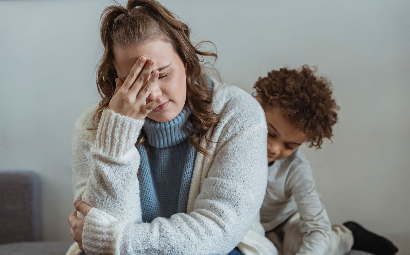 Mujer descansando en casa con los ojos cerrados, atravesando un día de poca energía sin culpa