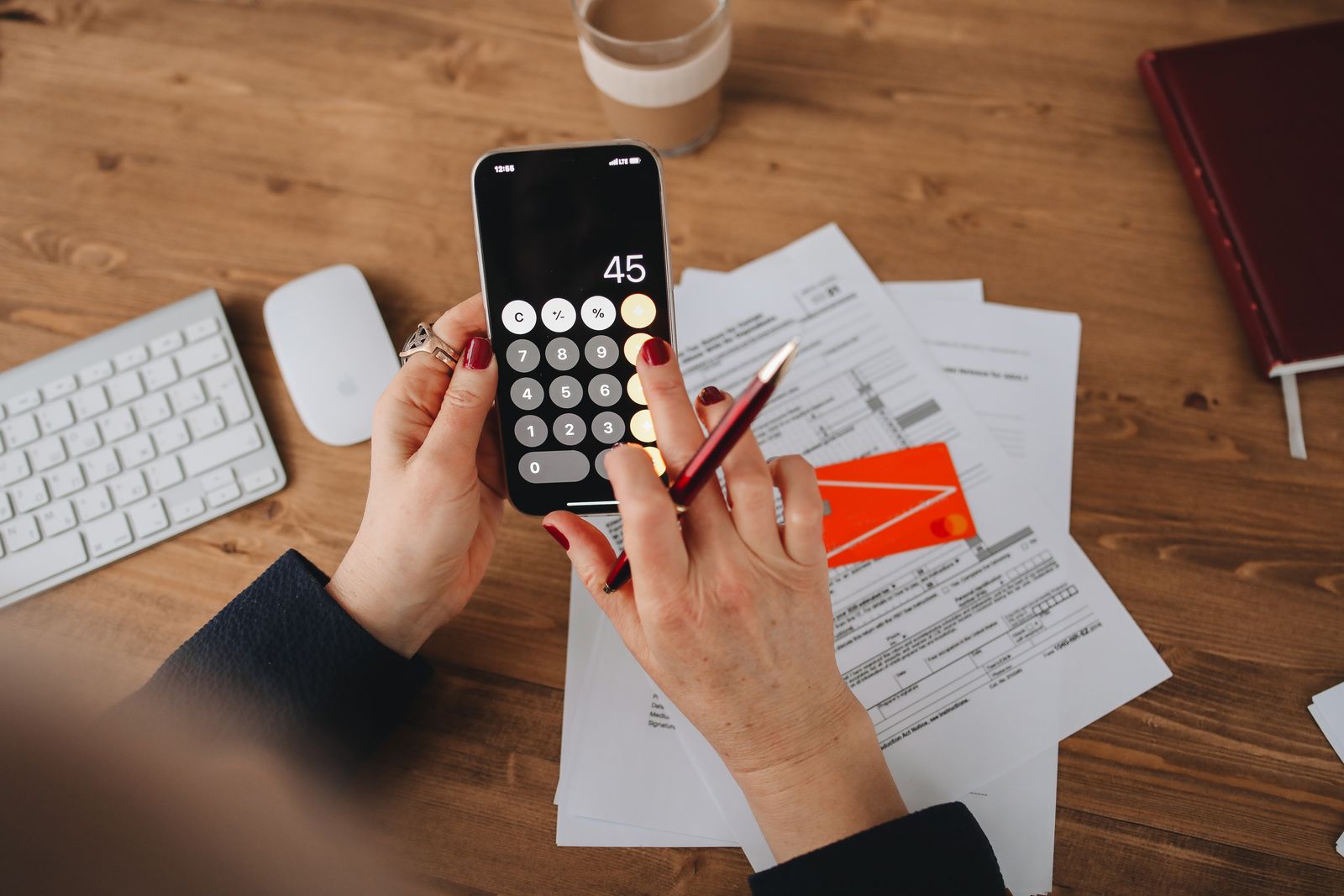 persona con TDAH revisando sus cuentas y finanzas personales en el celular
