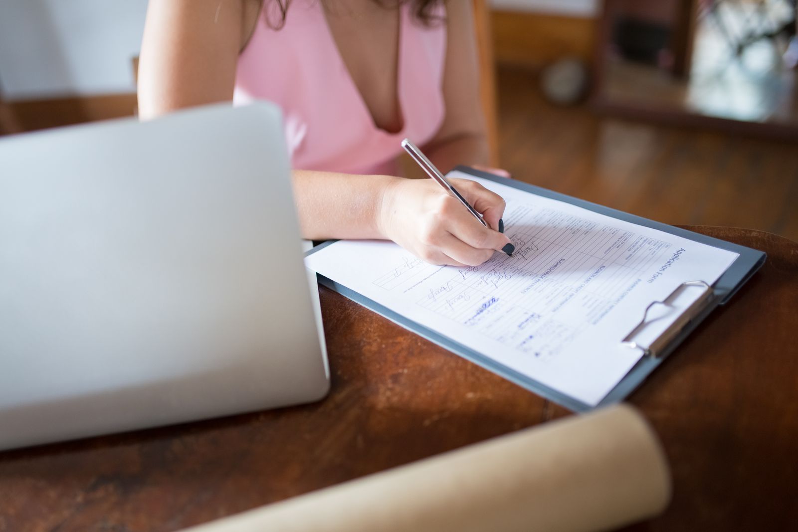 Mujer completando un cuestionario junto a su computador, como un test de TDAH para adultos